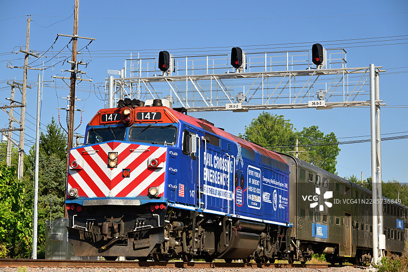 行驶中的都会通勤列车图片素材