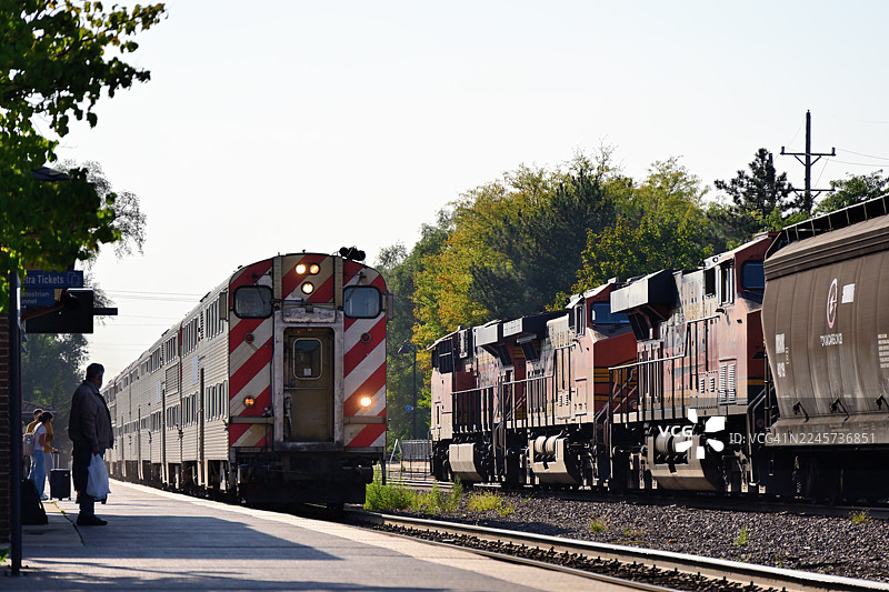 通勤火车被货运火车超越图片素材
