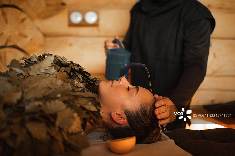 放松的蒸汽水疗护理，带有橡树叶、柑橘香气和新鲜水流图片素材