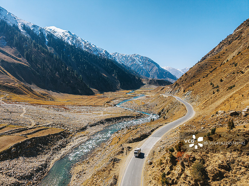 巴基斯坦北部蜿蜒山路与河谷的鸟瞰图图片素材
