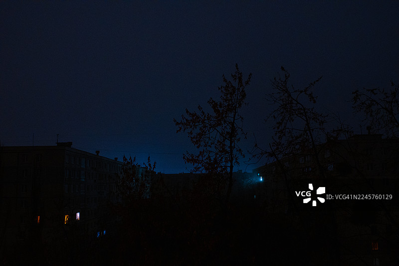 停电期间公寓楼里发光的窗户图片素材