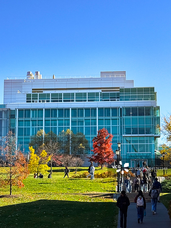 康奈尔大学，伊萨卡，学生们在现代化的校园建筑旁行走图片素材