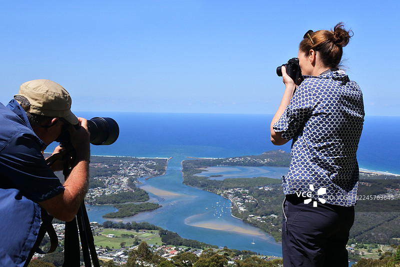 纪录片旅行摄影师在澳大利亚新南威尔士州卡姆登天堂河拍摄航拍照片图片素材