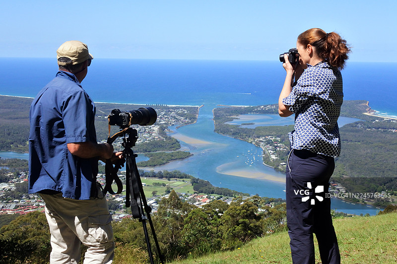 纪录片旅行摄影师在澳大利亚新南威尔士州卡姆登天堂河拍摄航拍照片图片素材