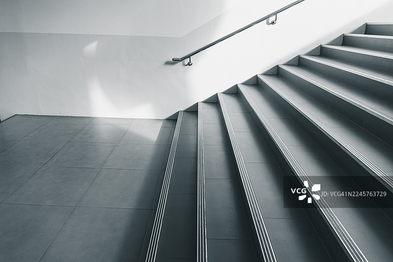 现代楼梯配不锈钢扶手图片素材