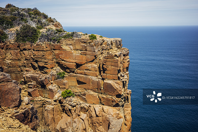 从塔斯马尼亚国家公园的劳尔角（Cape Raoul）看到的海洋和悬崖景观图片素材