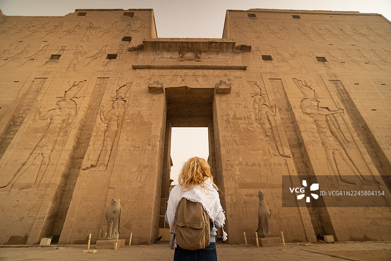 埃及埃德富神庙内行走的女性游客。埃及的埃斯那和阿斯旺图片素材