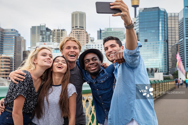 快乐的朋友们在悉尼达令港一起自拍图片素材