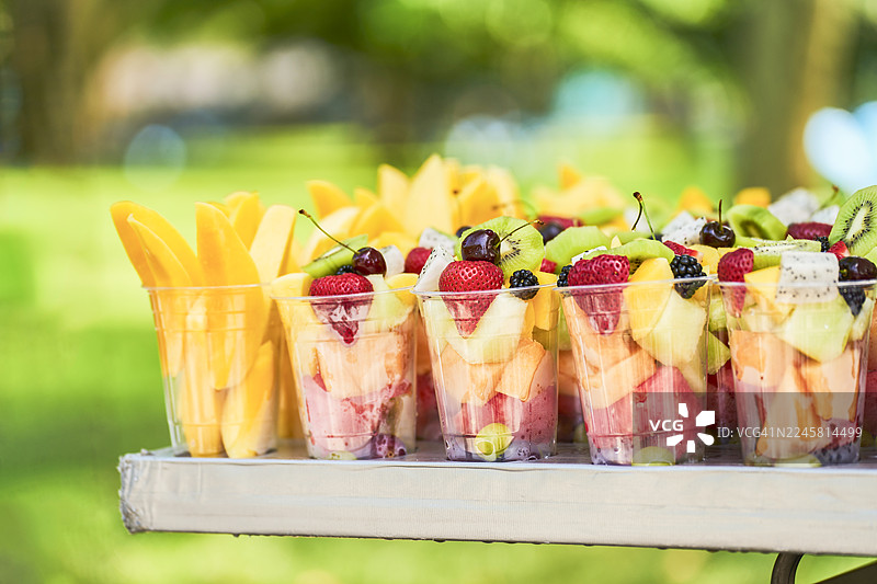 新鲜水果沙拉杯，健康夏日小食图片素材