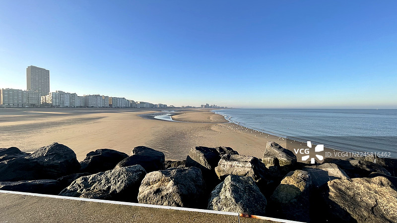 奥斯坦德，北海海滨度假胜地，海滩全景。图片素材