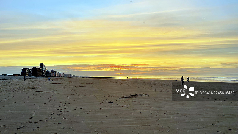 奥斯坦德，北海海滨度假胜地，海滩全景。图片素材