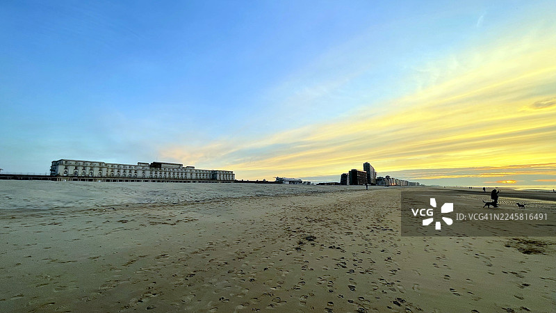 奥斯坦德，北海海滨度假胜地，海滩全景。图片素材