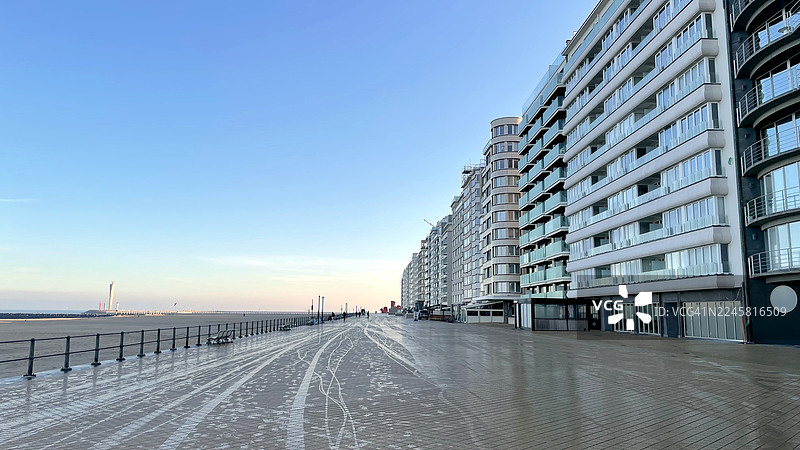 奥斯坦德，海滨长廊边的建筑。图片素材