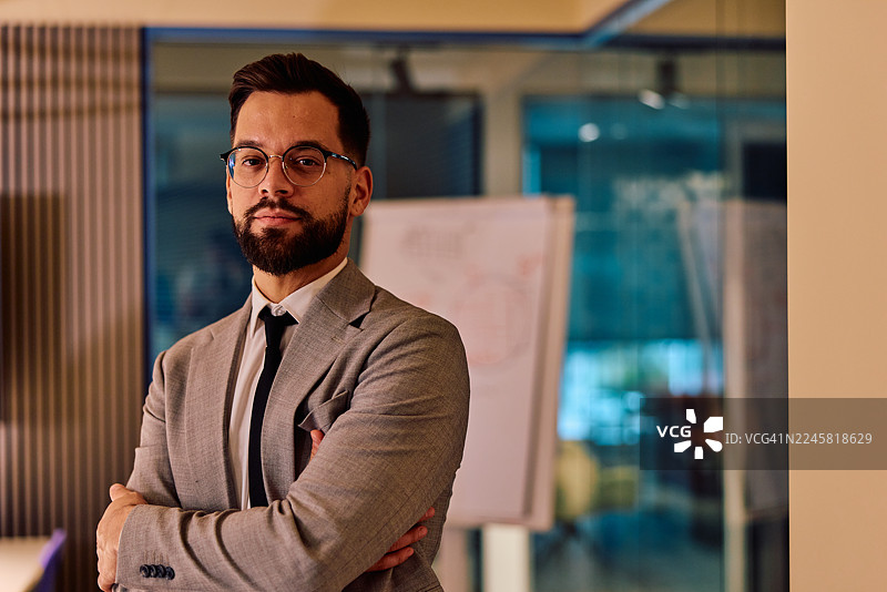 自信的商人站在现代企业办公室图片素材