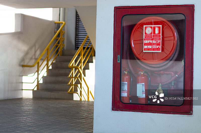 办公楼大厅的消防栓箱，为防火做准备，消防设备用于防护图片素材