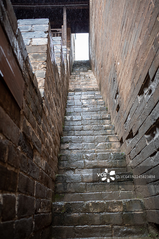 位于岢岚县郭兴庄古村落的古堡墙上升的石阶图片素材