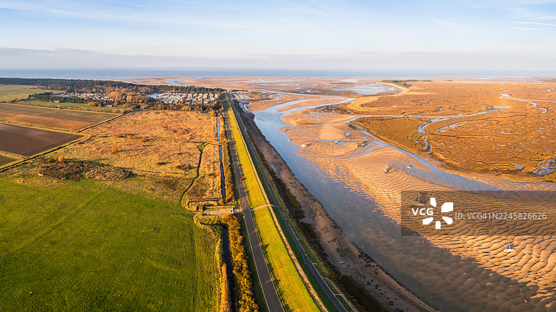 黄金时刻的威尔斯海滩景色图片素材
