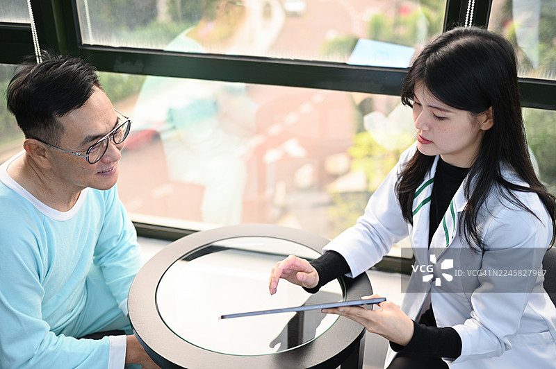 通过数字对话和个性化支持，革新医疗保健体验图片素材