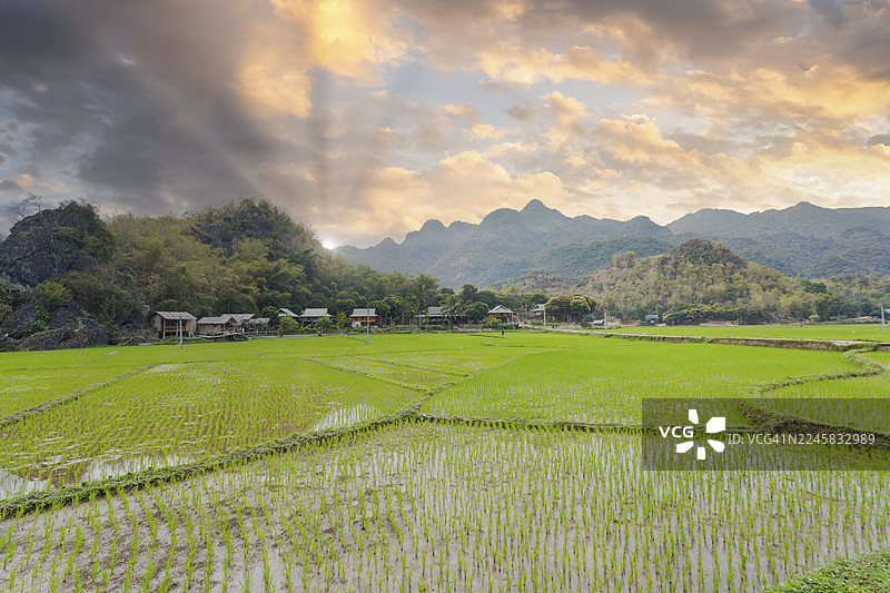 越南北部山谷中宁静而风景如画的美丽，美湫镇。图片素材
