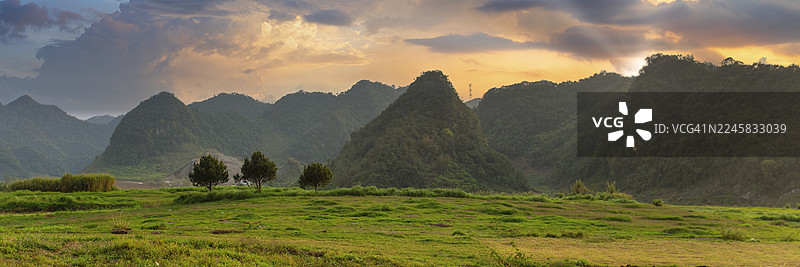 越南木州山谷中，壮丽的落日映照着连绵起伏的山峦图片素材
