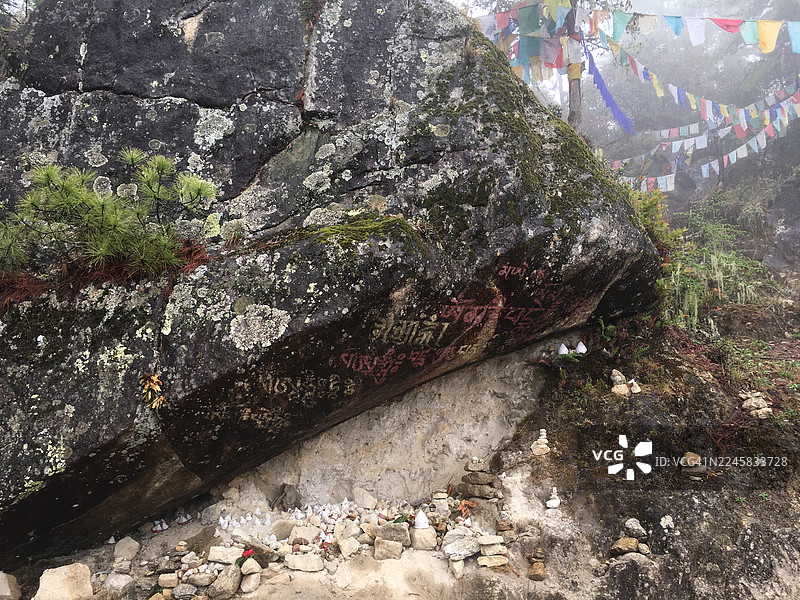 通往虎穴的道路穿过不丹的山区。图片素材