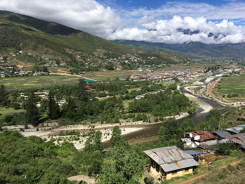 从帕罗宗看帕罗市的景色，不丹。图片素材