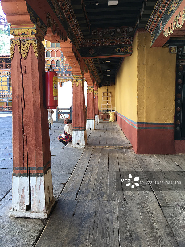 不丹帕罗仁朋宗走廊里坐着的一位当地人。图片素材