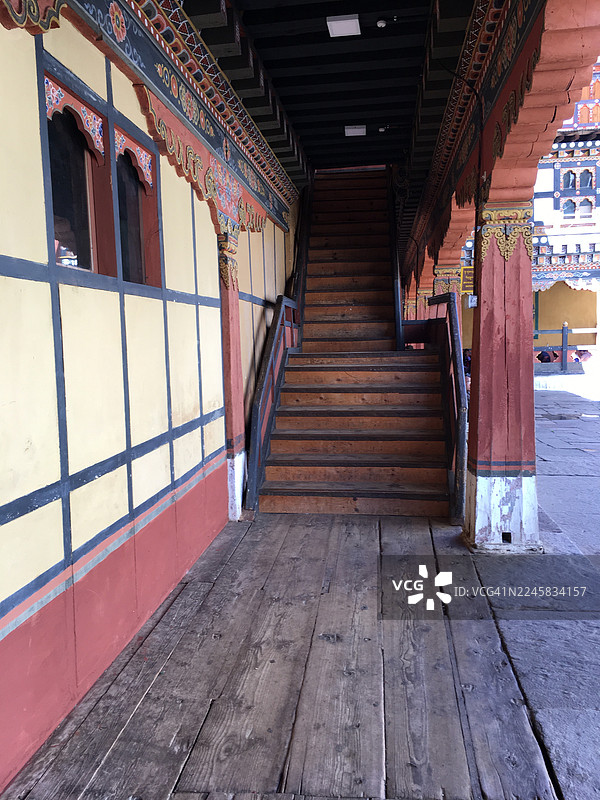 不丹帕罗日蓬宗内的木质楼梯图片素材