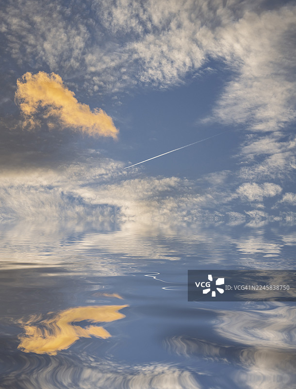 湖面有小波浪，夕阳天空倒映在水中。图片素材