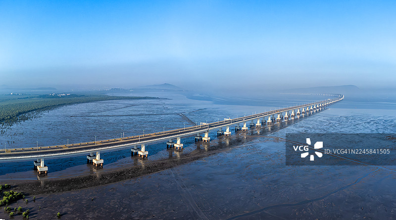 2024年落成的MTHL（阿塔尔·比哈里·瓦杰帕伊·塞瓦里-纳瓦·谢瓦阿塔尔·塞图）或孟买跨海大桥，是印度一条长21.8公里的海上桥梁，这是从MTHL拍摄的南孟买天际线图片素材