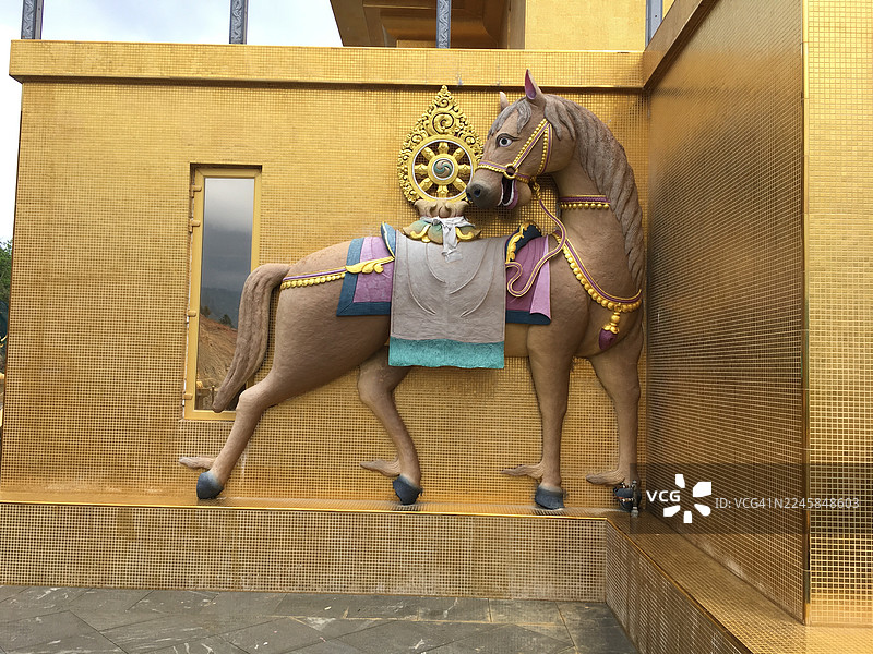 不丹廷布大佛（Great Buddha Dordenma）基座上的壁画。图片素材