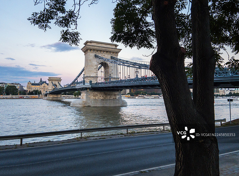 布达佩斯多瑙河上的链子桥景观图片素材