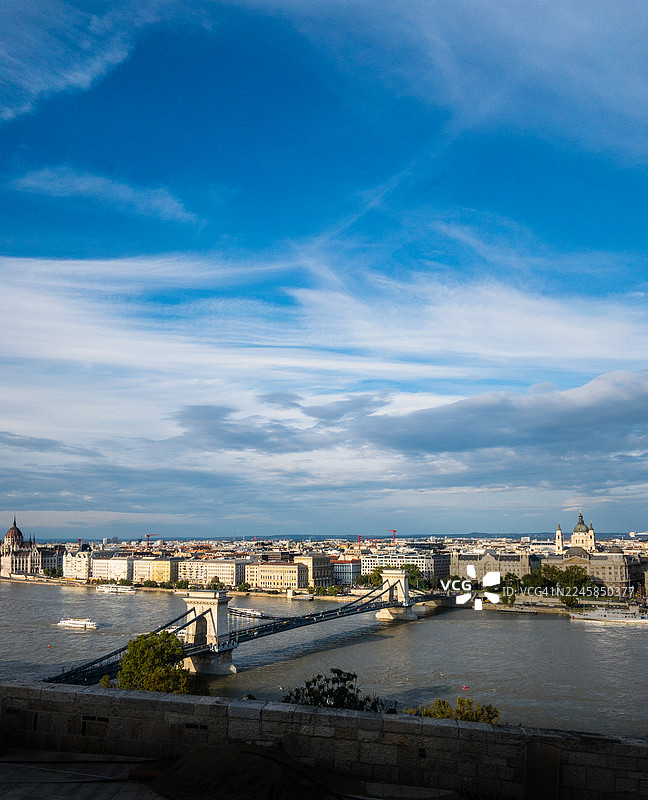 布达佩斯多瑙河上的链子桥景观图片素材