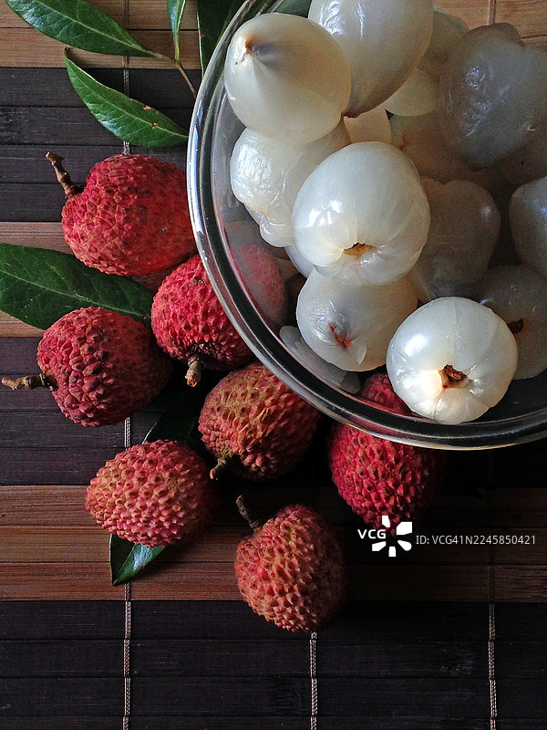 玻璃碗里的去皮荔枝图片素材