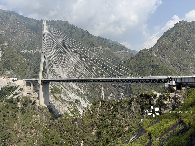 印度查谟和克什米尔安吉卡德（Anji Khad）缆索桥的远景图片素材