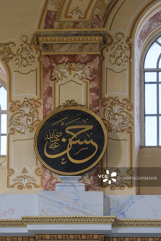 土耳其伊斯坦布尔于斯屈达尔区阿尔图尼扎德清真寺的神圣书法图片素材