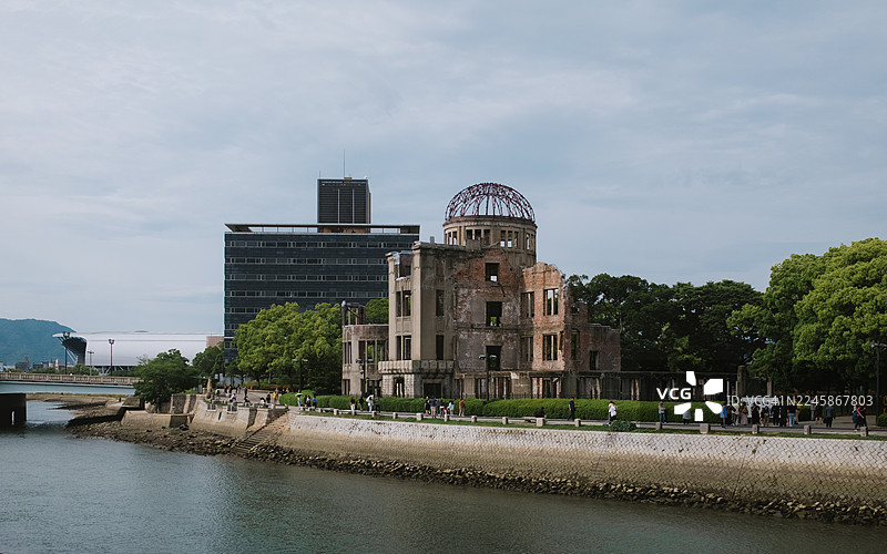 广岛和平纪念碑（原爆圆顶）的河畔景观图片素材