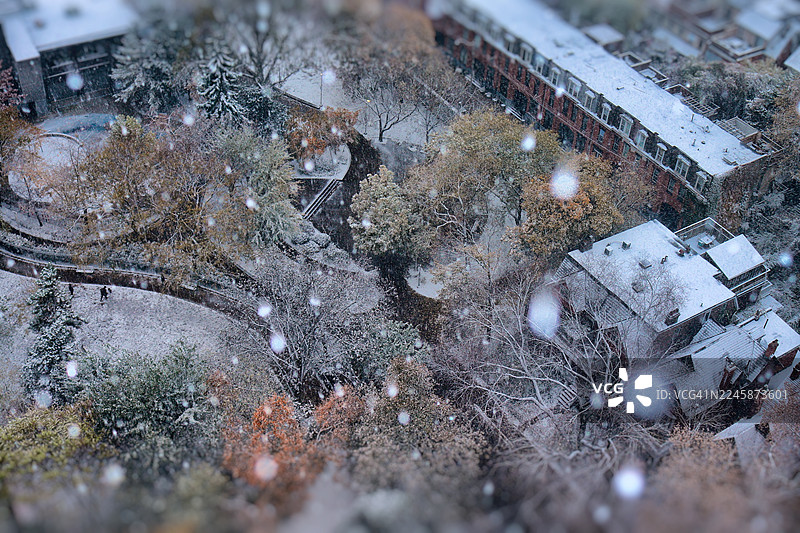 雪中的秋日微缩城市，移轴摄影图片素材