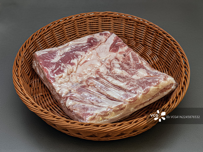 篮子里的生猪五花肉块图片素材