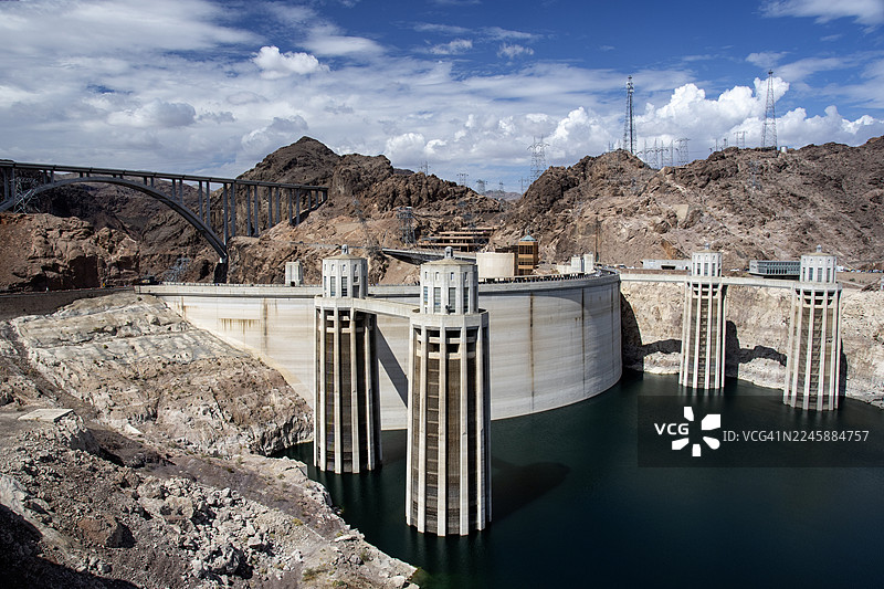胡佛水坝和迈克·奥卡拉汉-帕特·蒂尔曼纪念大桥在多云的沙漠天空下图片素材