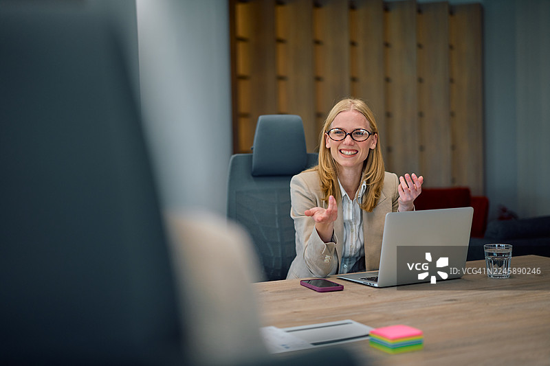 商务女性在现代办公室会议中交谈图片素材