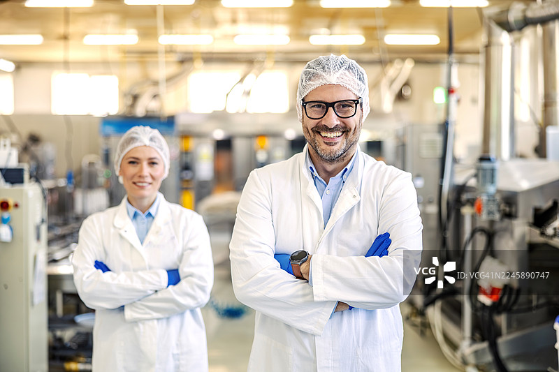 食品工程师在现代化工厂里微笑图片素材