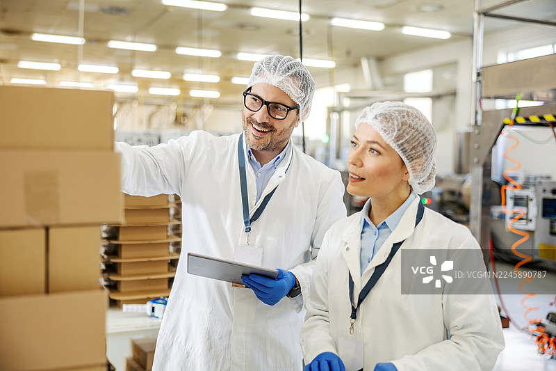 产品主管使用平板电脑检查工厂的生产和物流图片素材