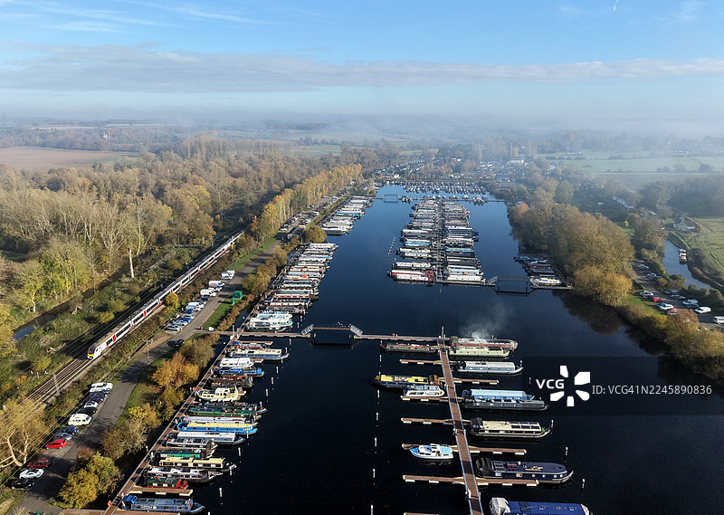 火车在罗伊顿码头旅行图片素材