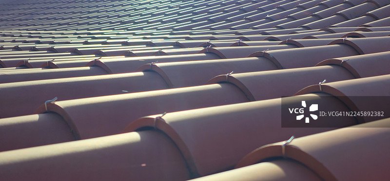 弯曲的陶瓷屋顶瓦片图片素材