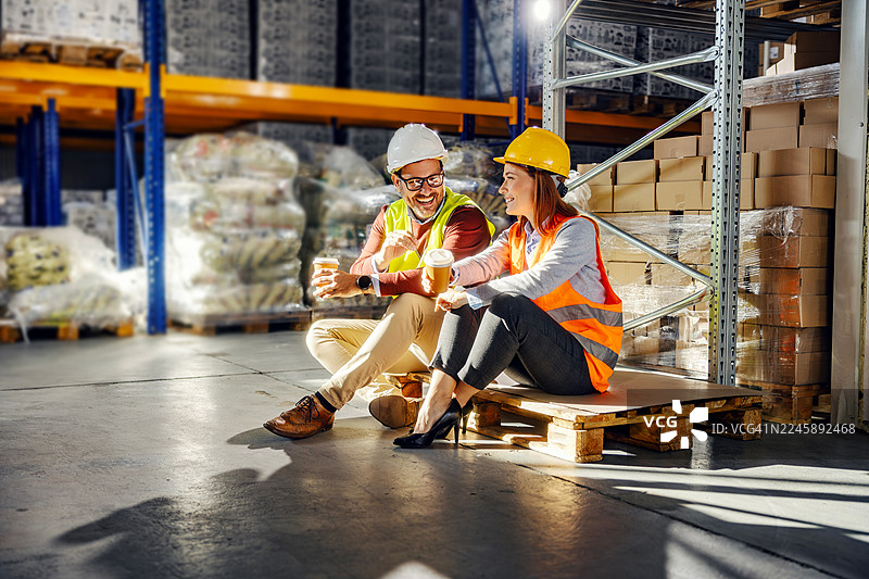 仓库工人在工间休息图片素材