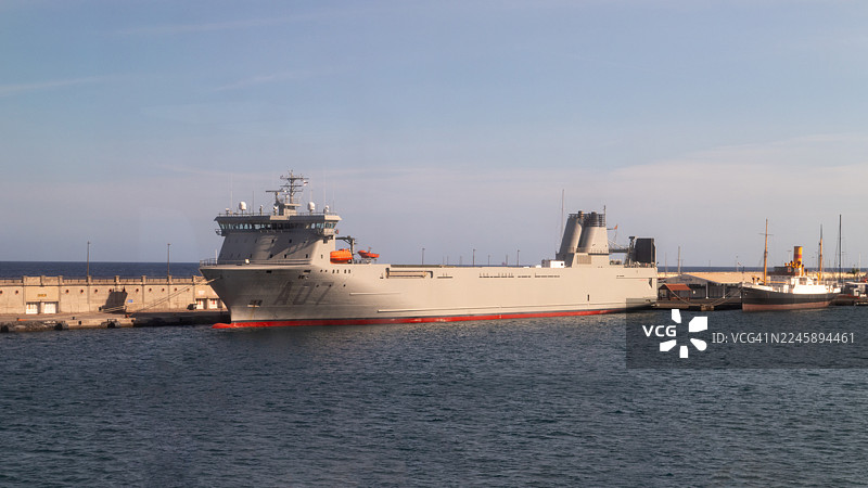 停靠在港口的军用补给船图片素材