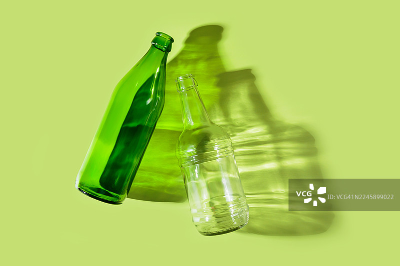 可回收的玻璃瓶垃圾图片素材