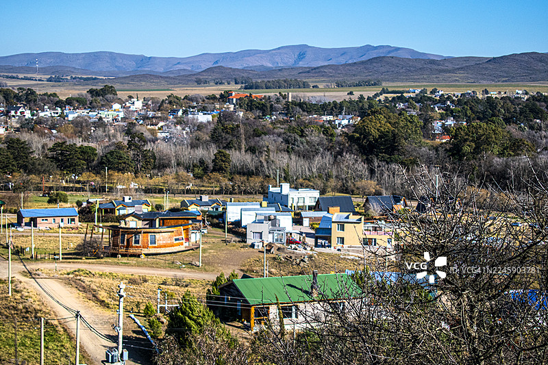 阿根廷布宜诺斯艾利斯，文塔纳山脉。全景风光，包含山脉和房屋。图片素材