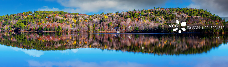 加拿大魁北克省的韦克菲尔德村在秋季图片素材